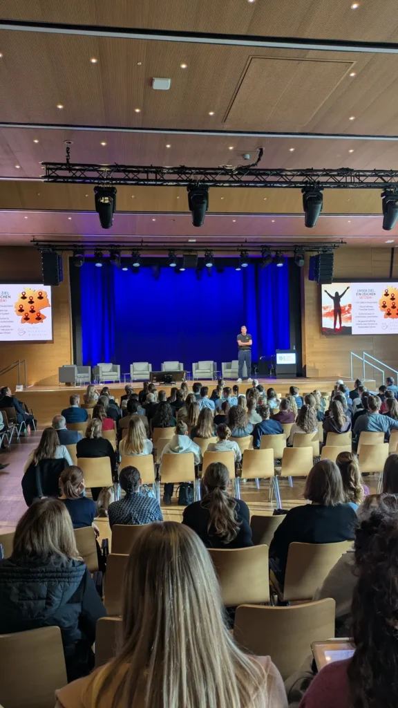 Volle Aula am Bildungscampus während einer Keynote beim Heilbronn Hospitality Symposium 2025