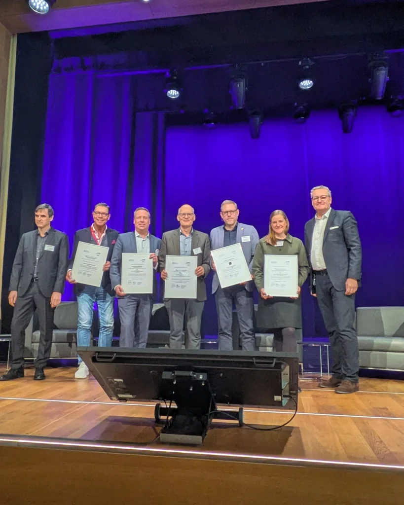 Der Förderkreis 2025 mit Urkunden auf der Bühne der Aula am Bildungscampus