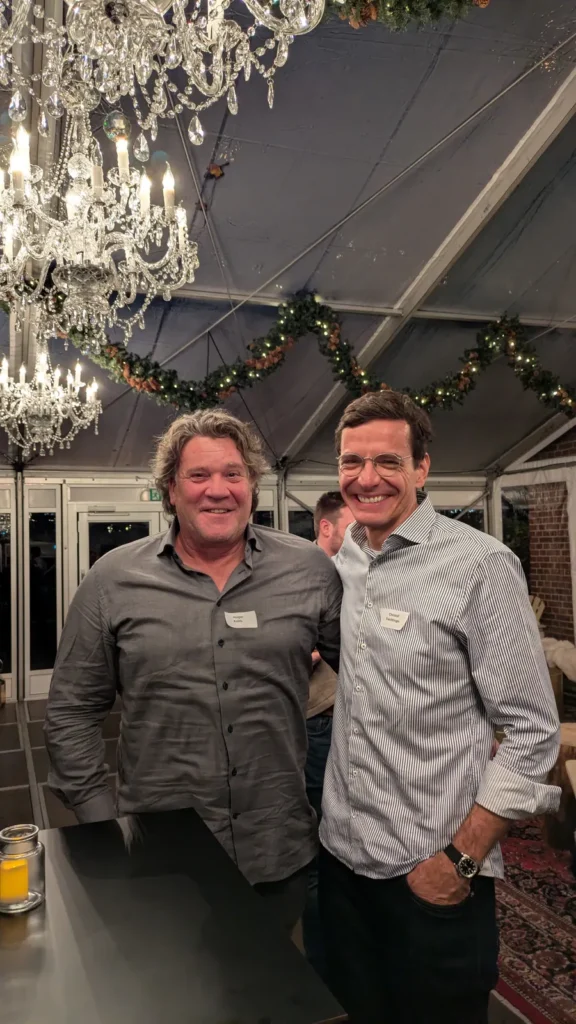 Zwei Gäste lachen gemeinsam beim Get-together 2025