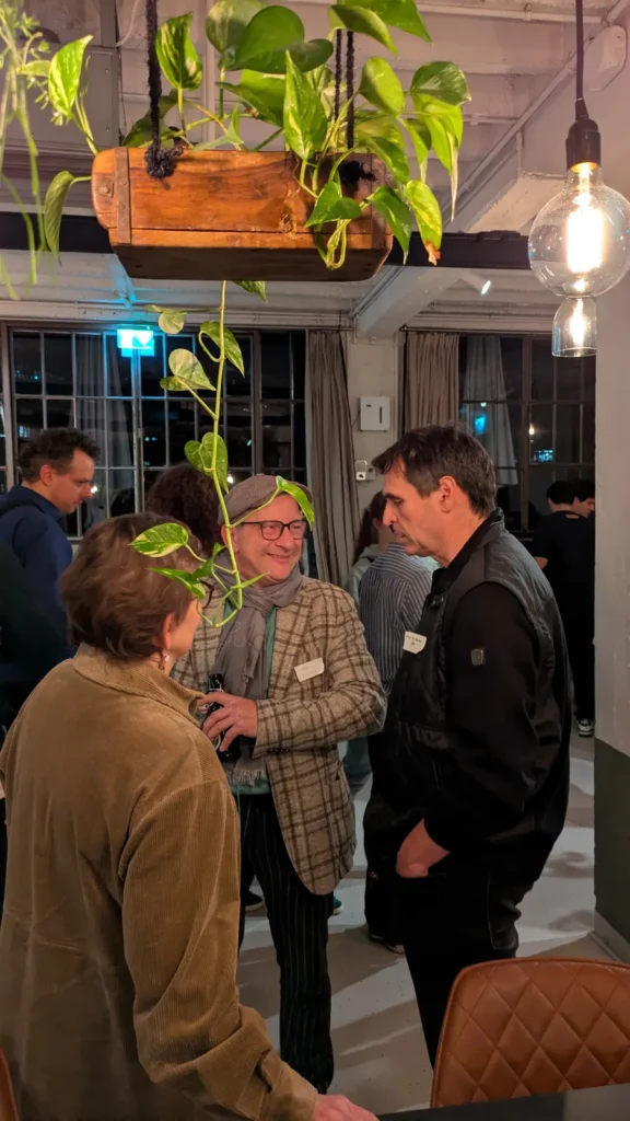 Gäste im Gespräch beim Get-together 2025 in der Alten Reederei