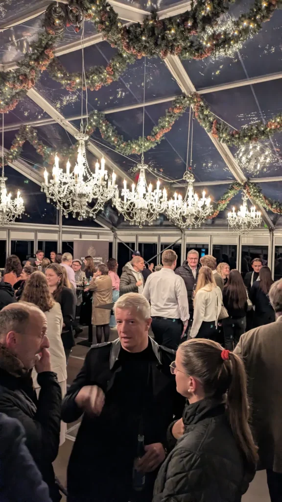 Volles Glashaus beim Get-together am Vorabend des Symposiums 2025